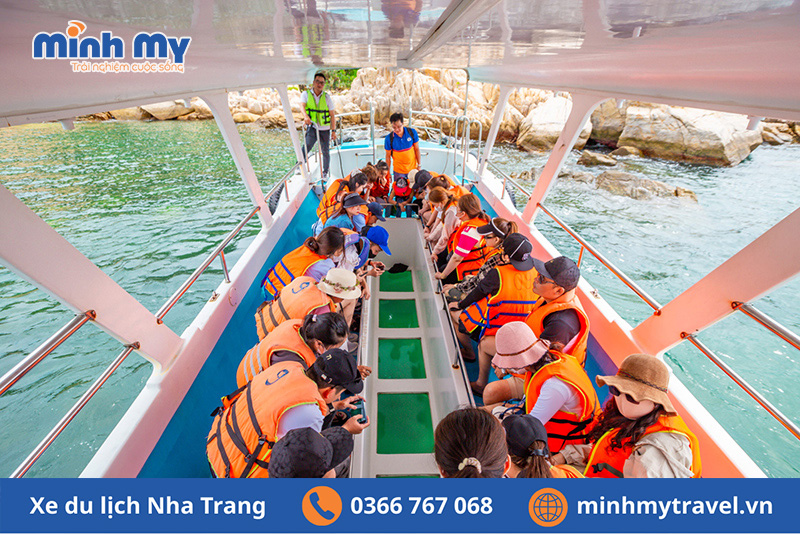 Trải nghiệm Tàu đáy kính tại Khu bảo tồn biển Hòn Mun